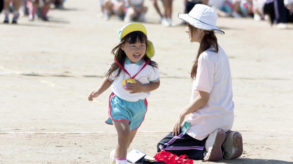 保育園の運動会でかけっこをする女の子