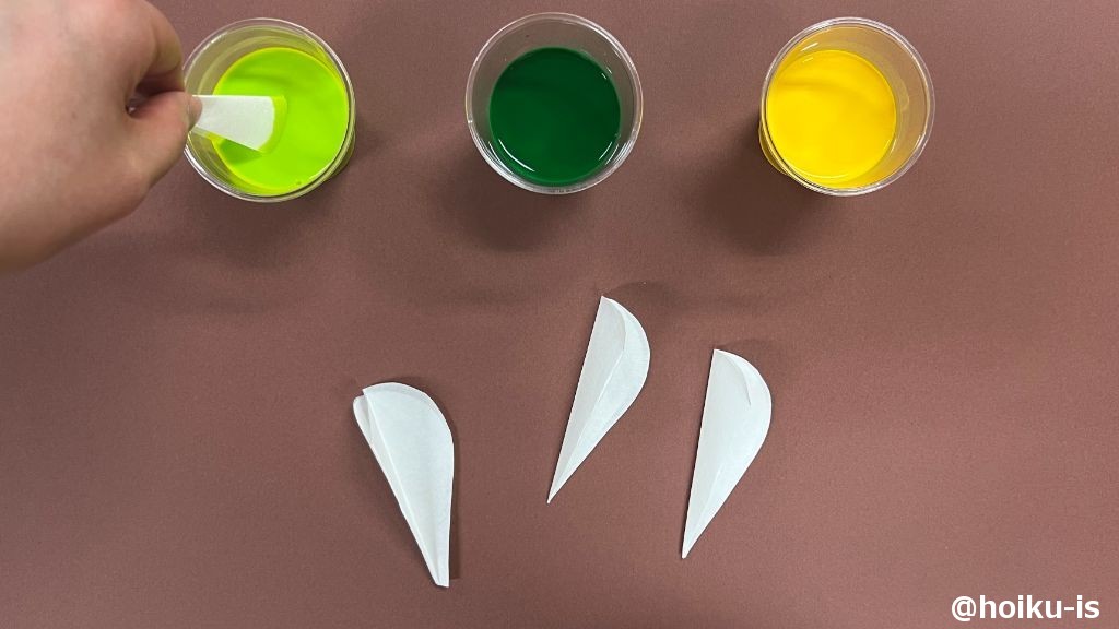 紙を折り、絵の具を浸して染めていく