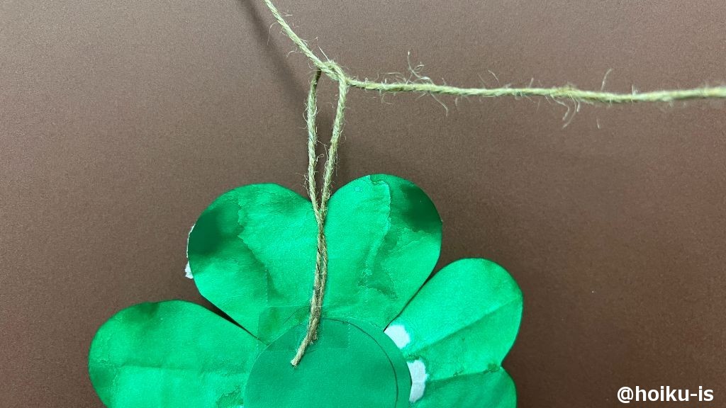 裏面に輪っか上にした紐を張り付け、吊るせるようにする