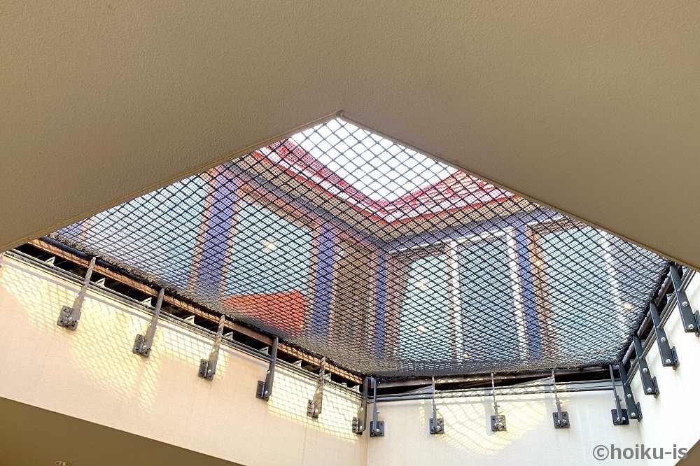 2階のアスレチックネットを園の中庭から見上げたところ