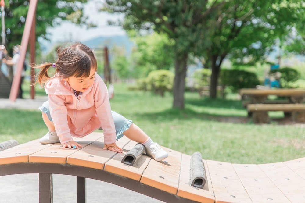 遊具で遊んでいる女の子