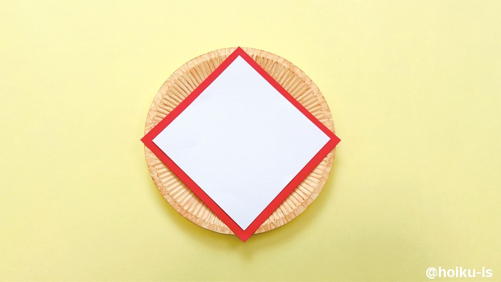 ② 赤と白の画用紙を重ね、紙皿に貼る