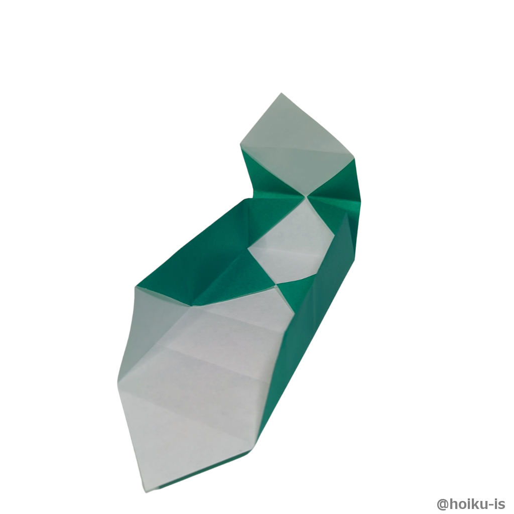 両端から二つ目の折り筋に合わせて立てて箱様に組み立てる