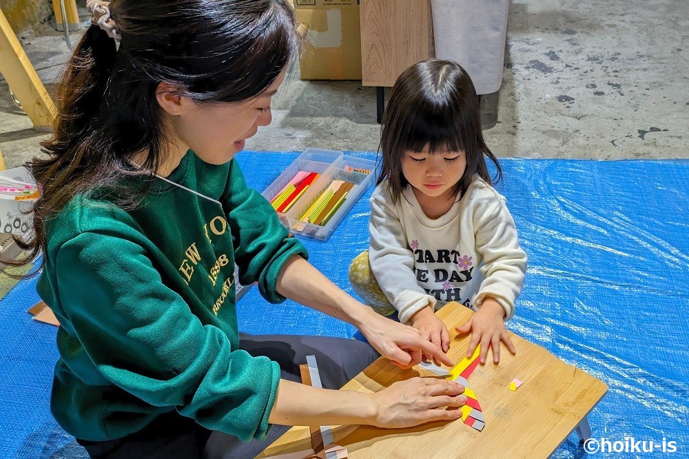 子どもにモンテッソーリ教育の「やって見せる」を実践するゆかり先生