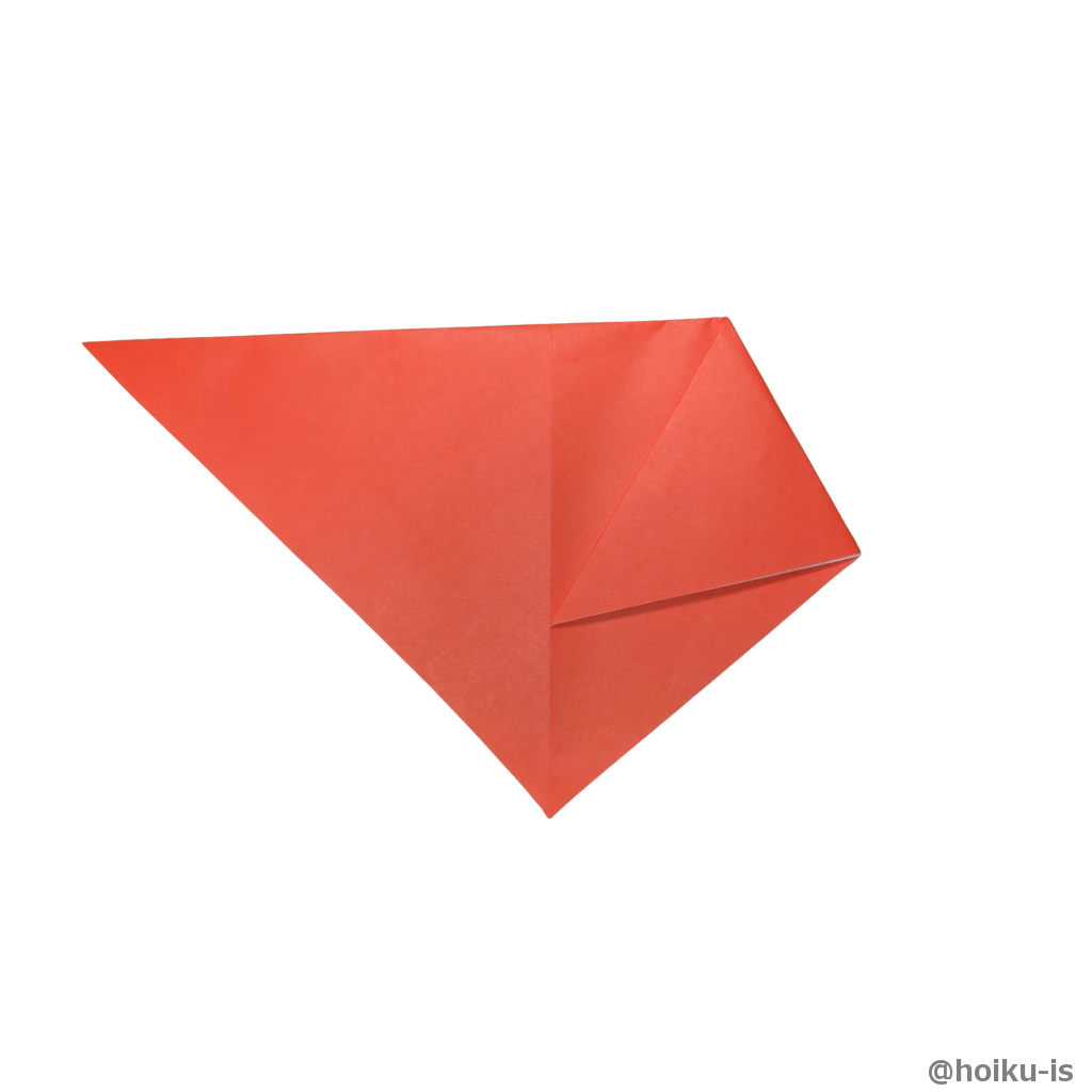 右の角を折り紙の真ん中の折り筋に合わせて折る