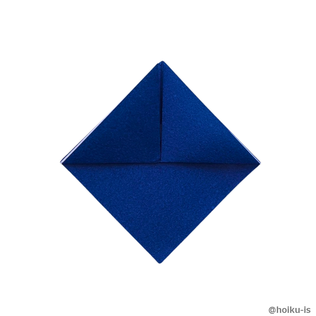 ③で折った両角の三角形を下から上に半分に折る