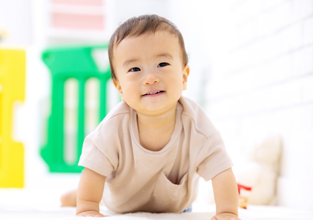 喜んでいる乳児