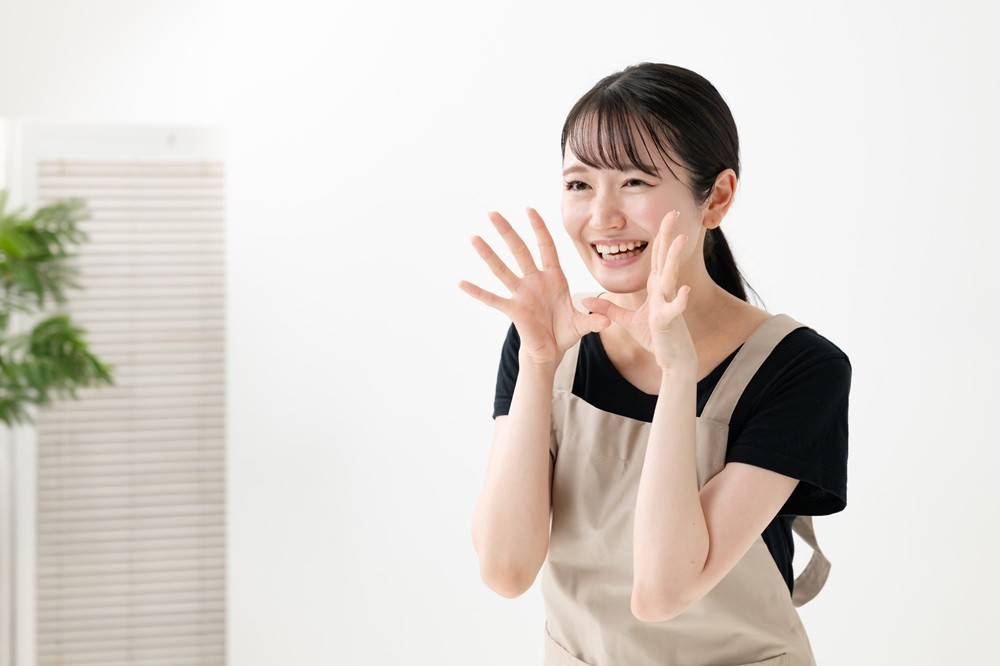 声かけをする保育士