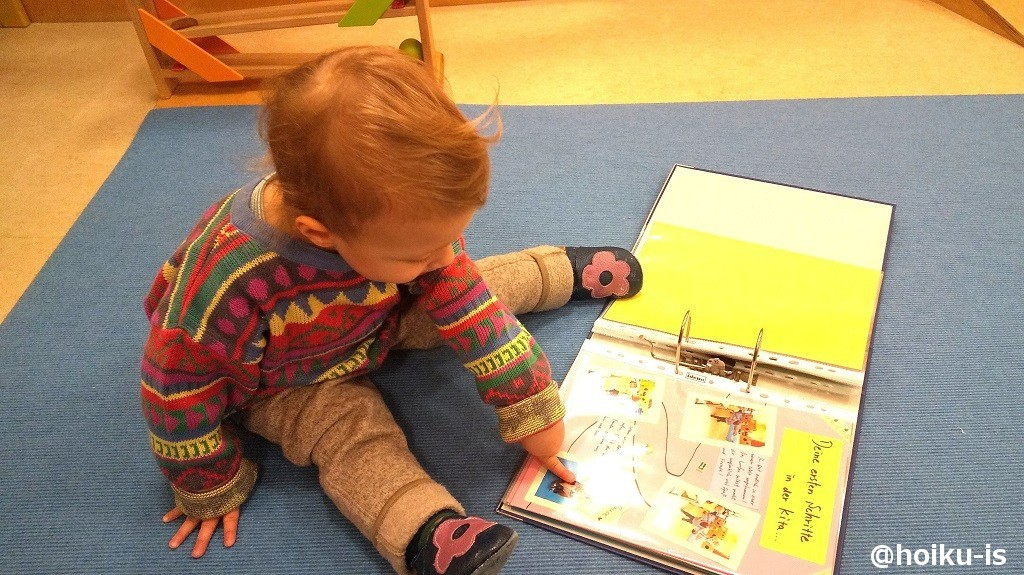 自分のドキュメンテーションの冊子を読む男の子