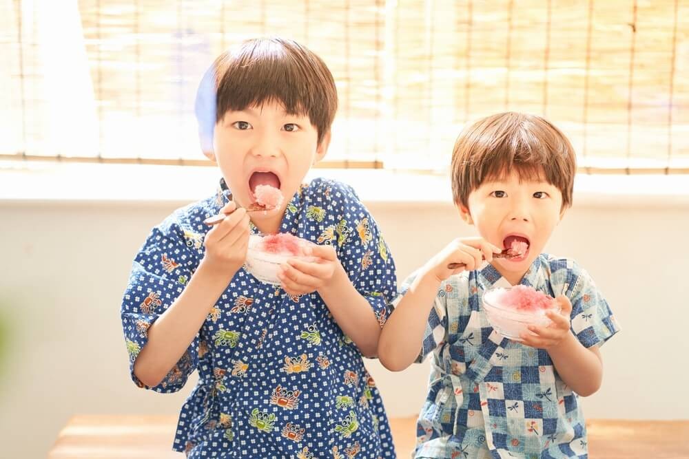かき氷を食べる子ども