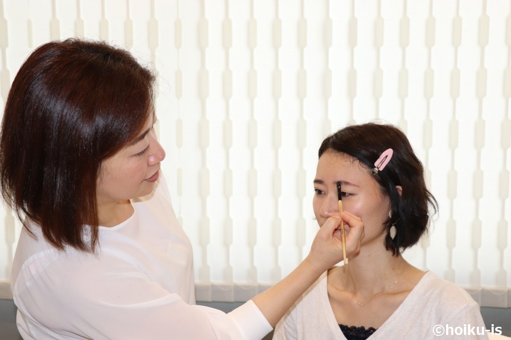 プロにメイク指導を受ける女性