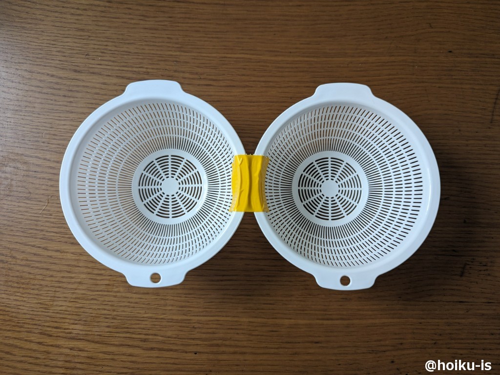 くす玉を横に並べてガムテープで留める