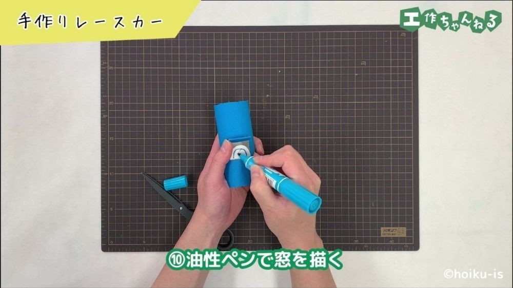 油性ペンで窓を描いている手元