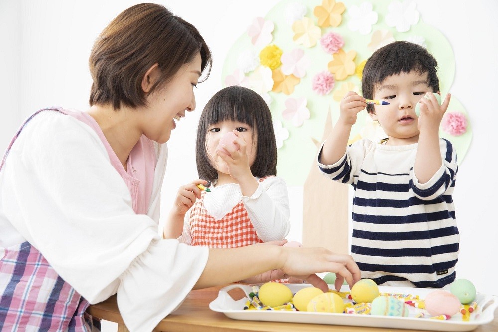 子どもたちと遊んでいる保育士