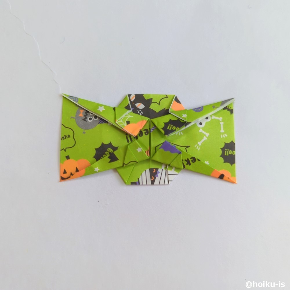 写真のように重なった部分を三角に折ります