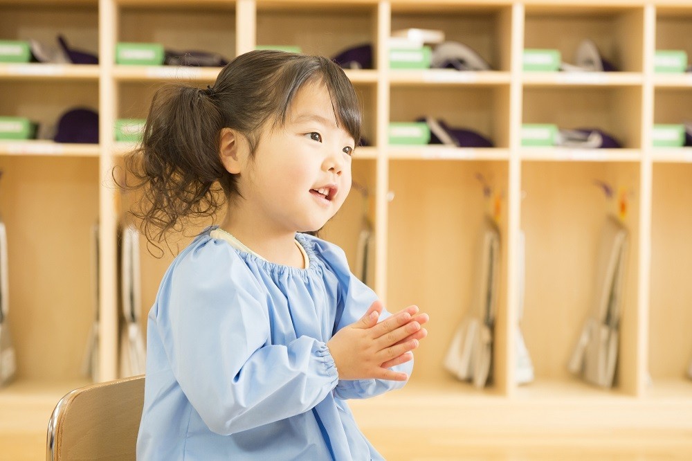 手をたたいてリズム遊びをする女の子