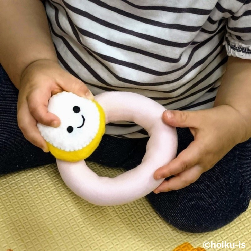 赤ちゃんがにぎにぎで遊んでいるところ