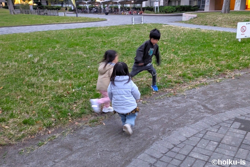 異年齢同士で遊んでいる子どもたち