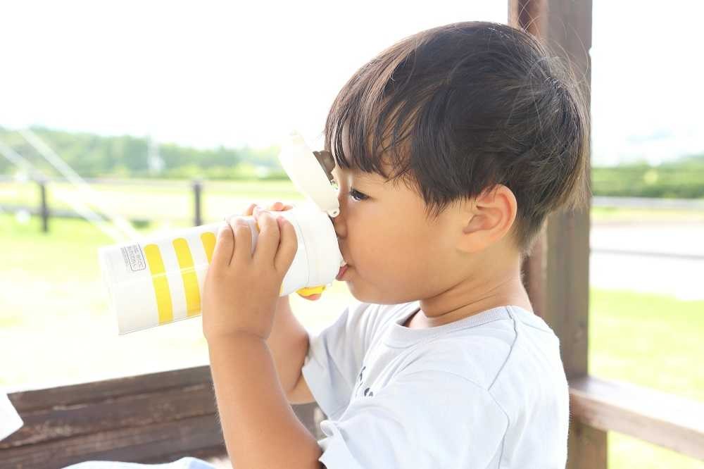 水分補給をする子ども