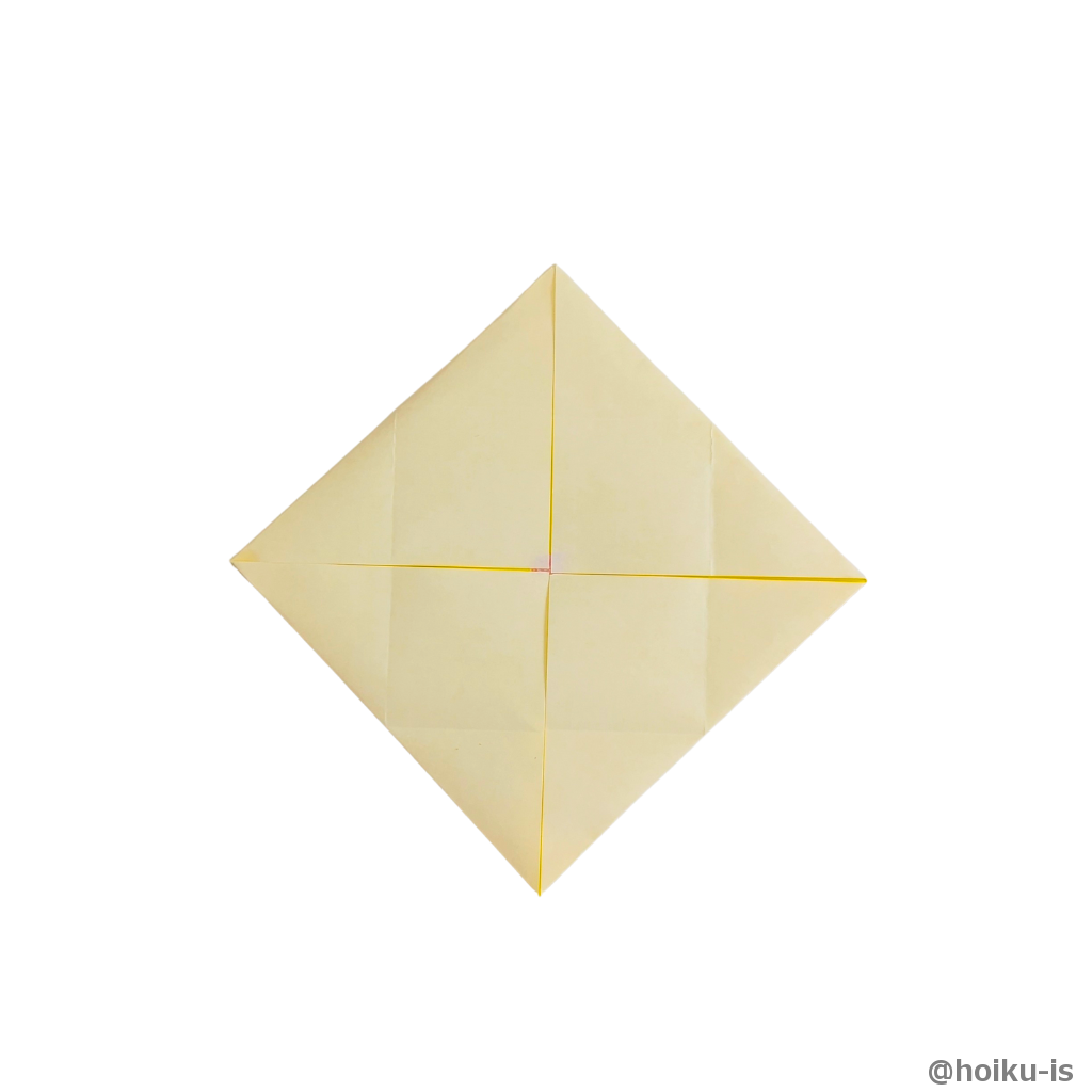 四隅の角を中央に向かって折ります