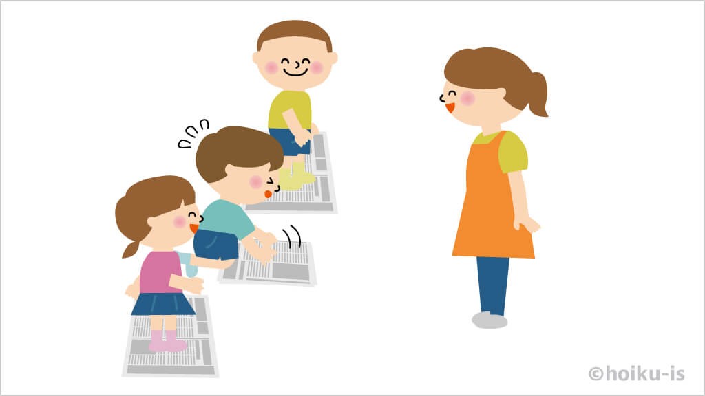 新聞紙を折り畳む子ども