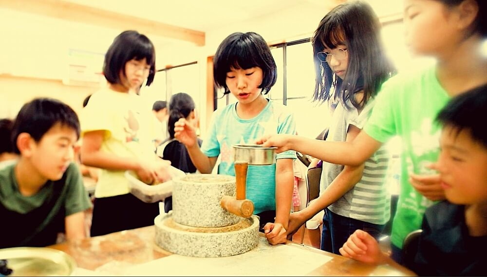 プロジェクト活動をする小学生