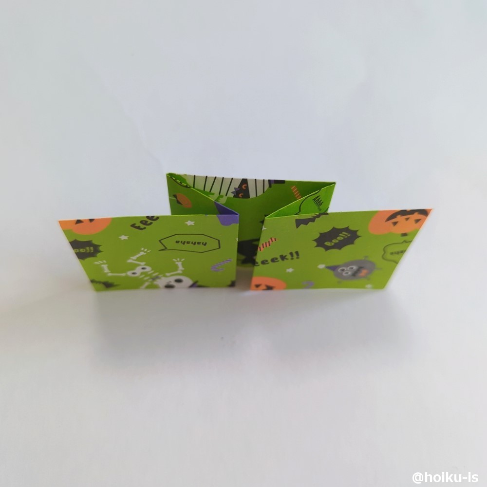 写真のように最初につけた折り筋に向かって左右の端を織り込まないように折る