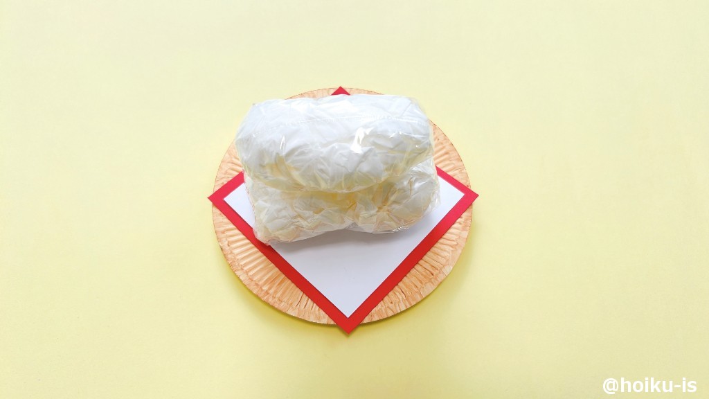 ⑤ ④でできたお餅を、紙皿に重ねる