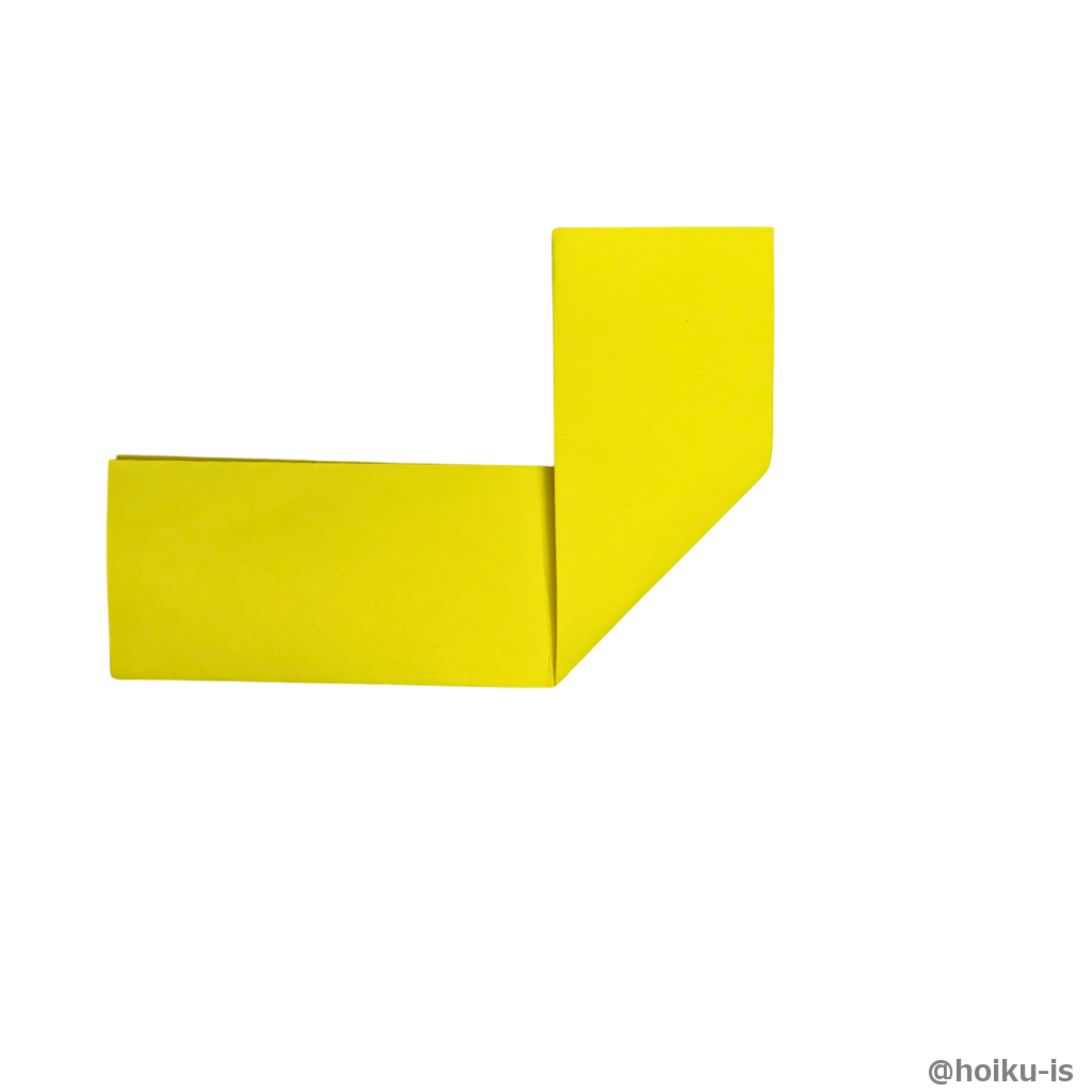 右の辺を真ん中の折り筋に合わせて折る