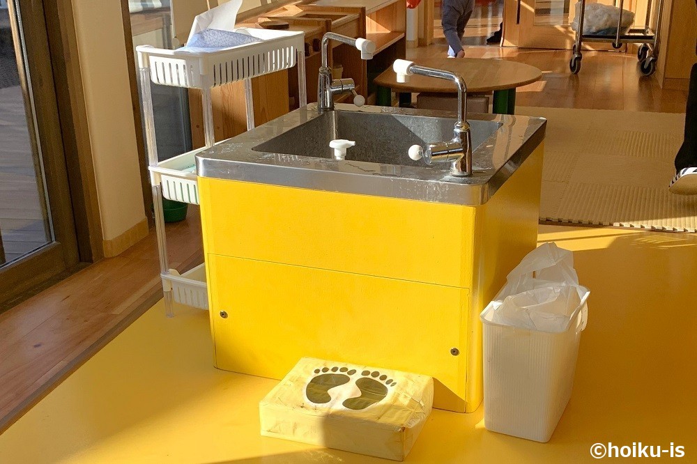 キッズラボ南流山園の保育室中央に設けられた手洗い場