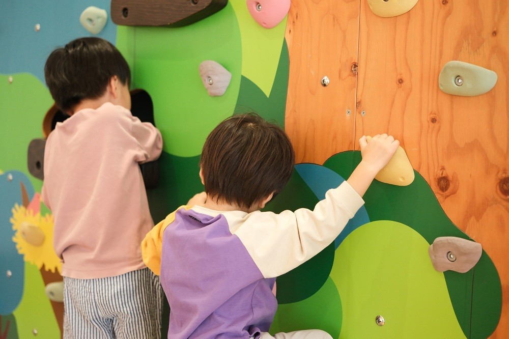 ボルダリングに挑戦する子どもたち