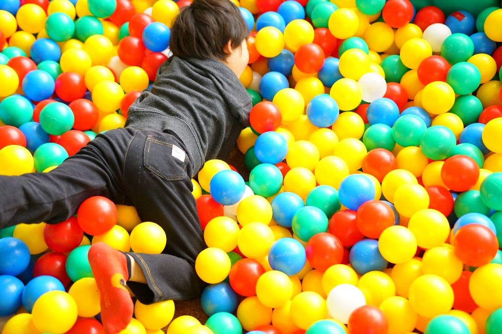 ボールプールで遊ぶ乳児
