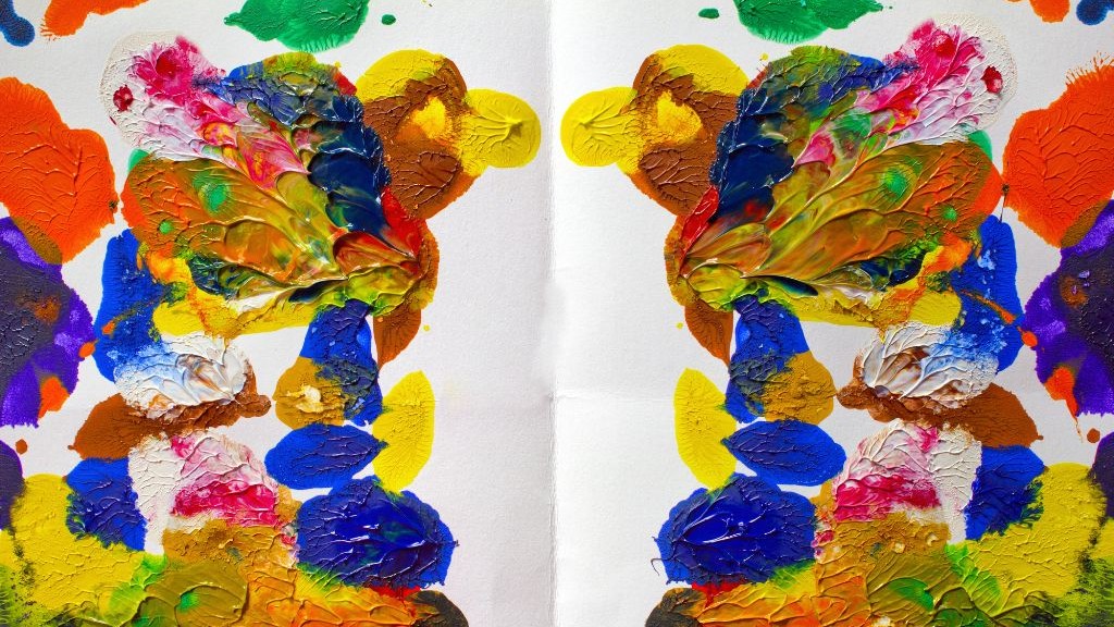 デカルコマニーとは？保育のねらいや作品例のアイデアを紹介