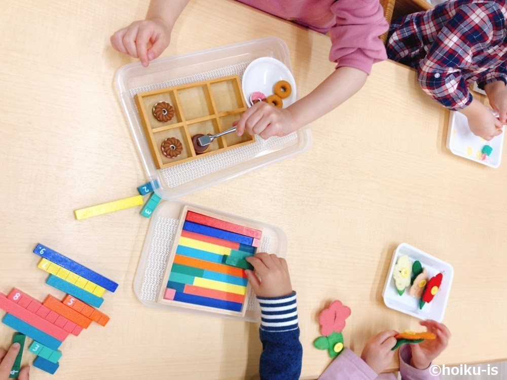 モンテッソーリ教具で遊ぶ子どもたち