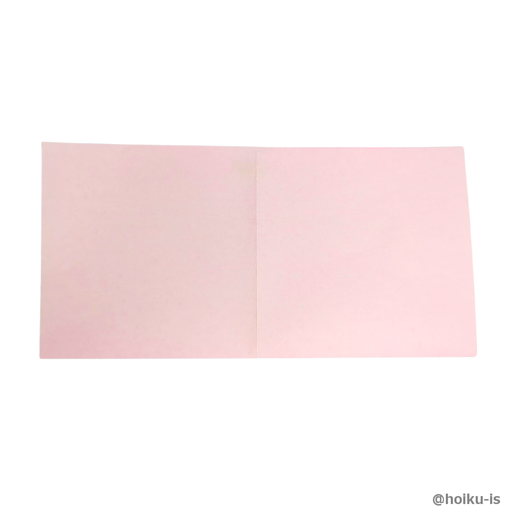 左右に半分に折り、折り筋を付けます