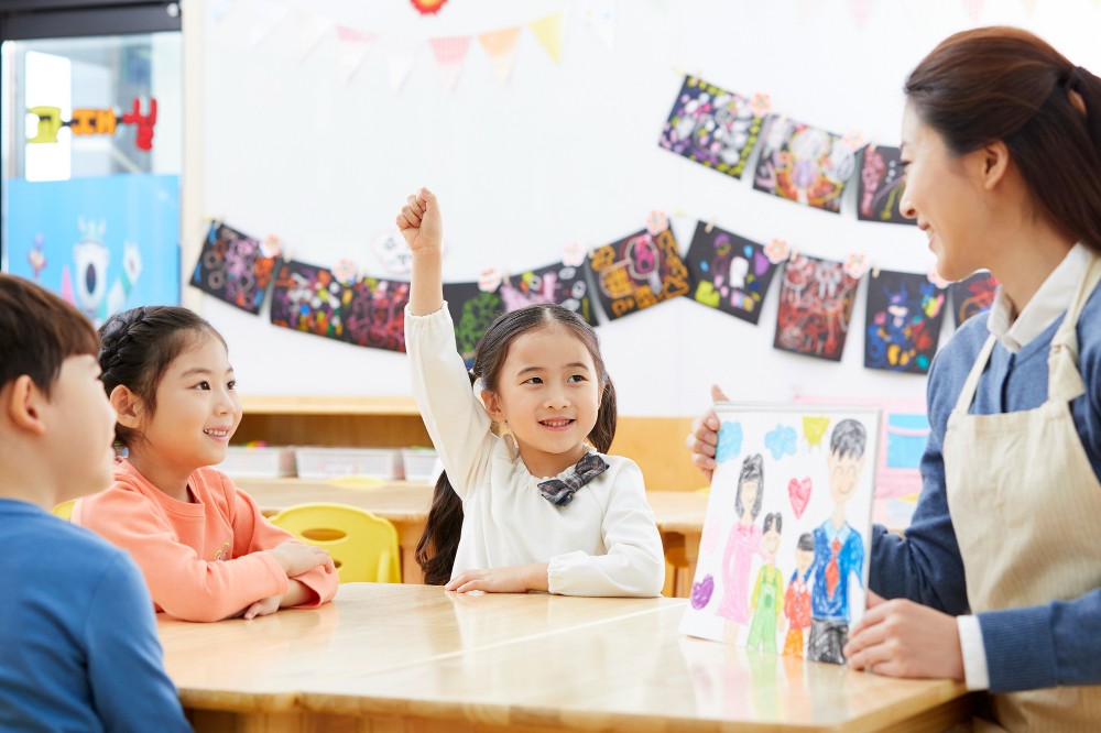 保育士と子どもたち
