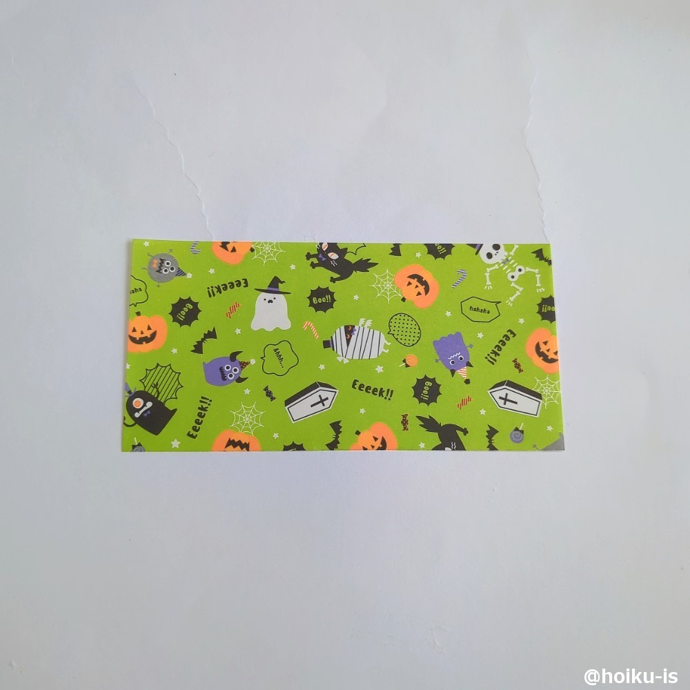 折り紙を半分に切ったものを用意します