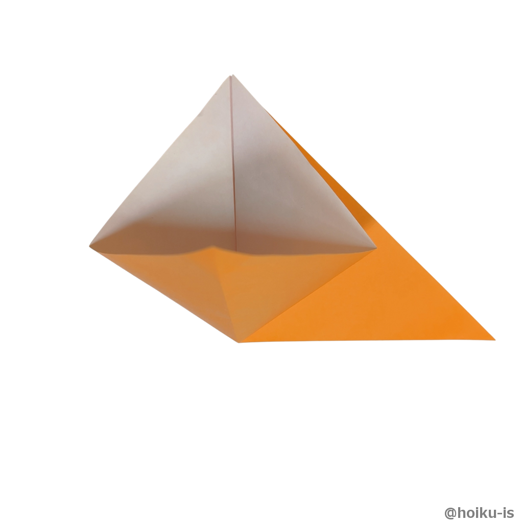 上の辺を膨らませてつぶすように折る