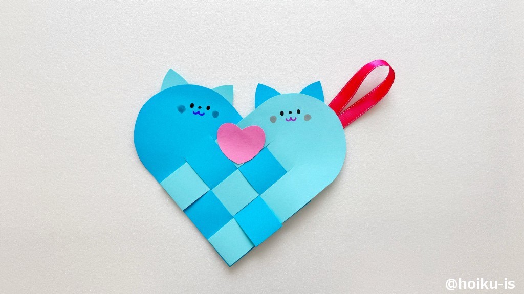 飾りつけ用のリボンを貼る