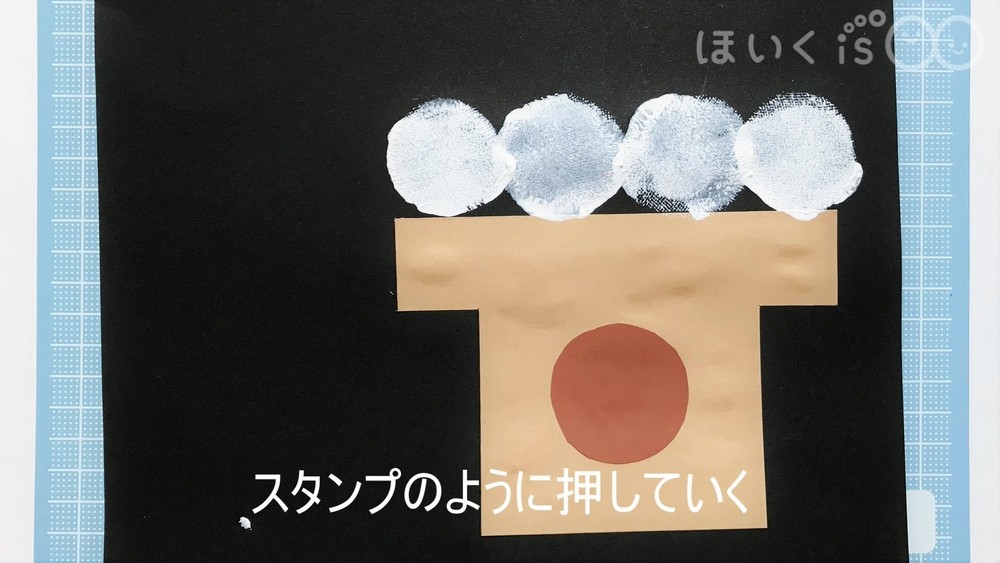 手作りポンポンスタンプの月見だんご【十五夜の壁面】【製作】｜保育士・幼稚園教諭のための情報メディア【ほいくis／ほいくいず】