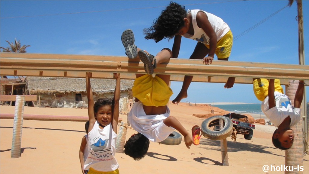 遊具で遊ぶカノア保育園の子どもたち