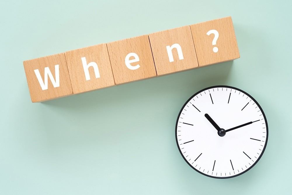 「When?」と書かれた積み木と時計