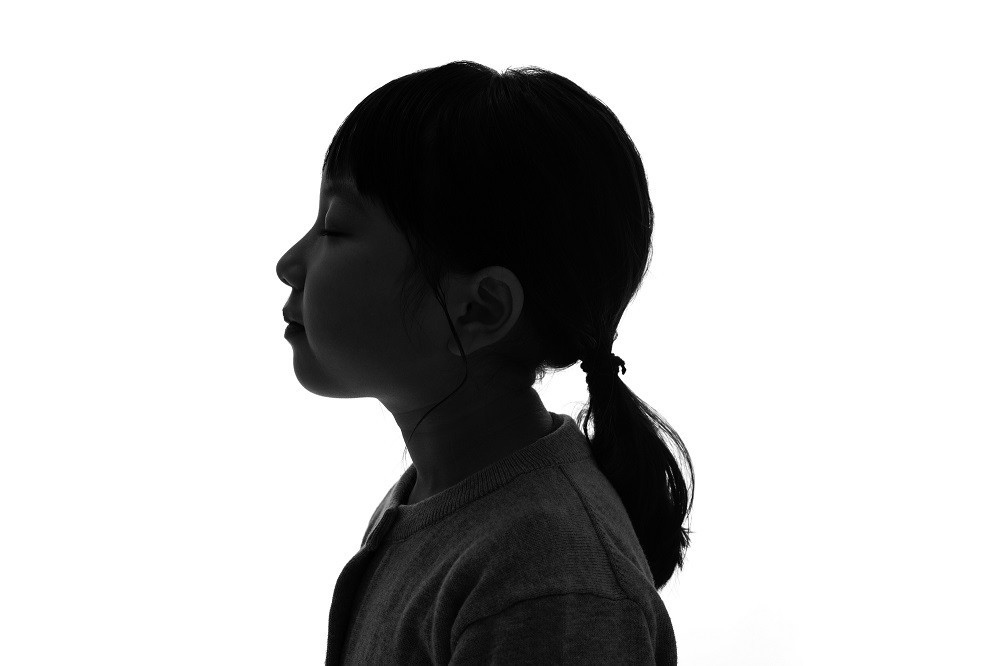 黙禱をする子ども