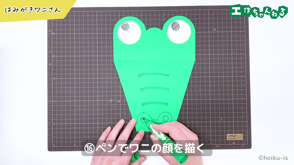 画用紙をワニの顔を描いている手元