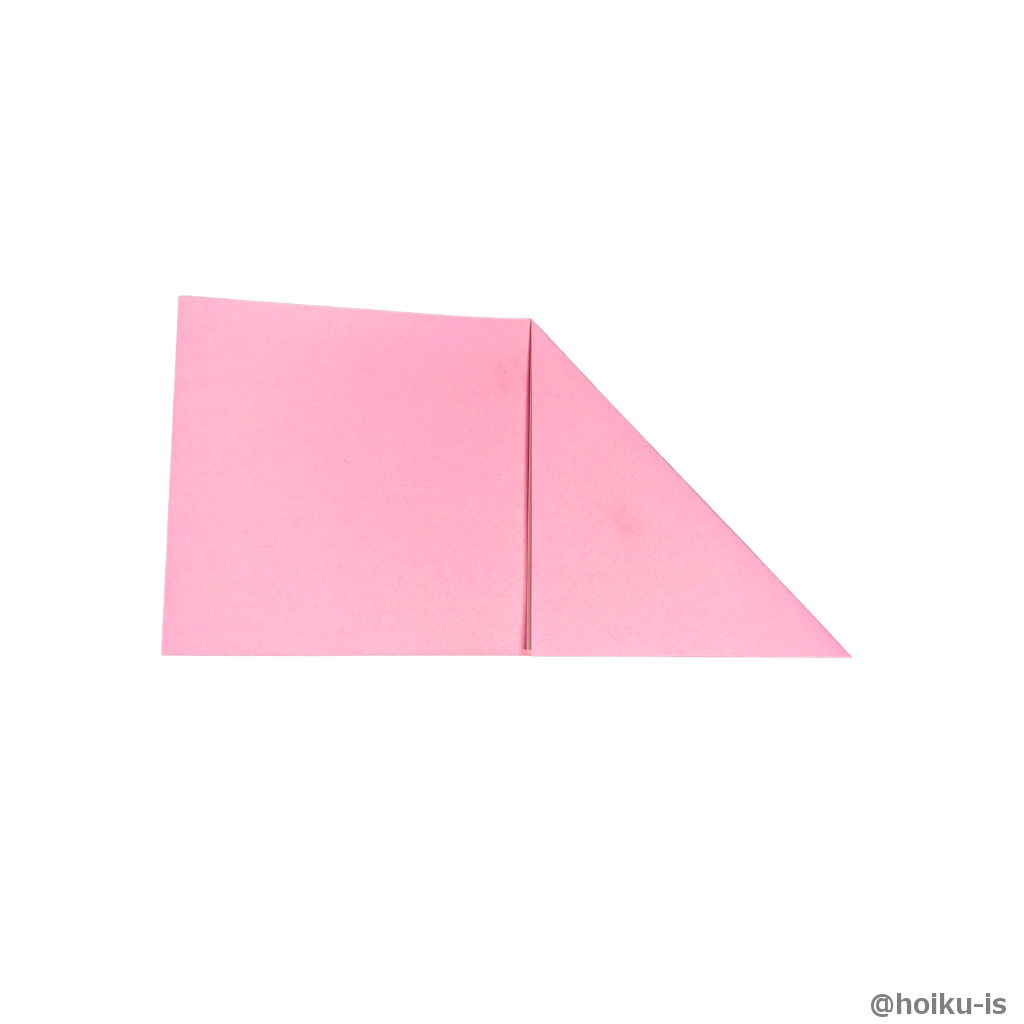 右上の角を下の辺に合わせて折り筋をつける