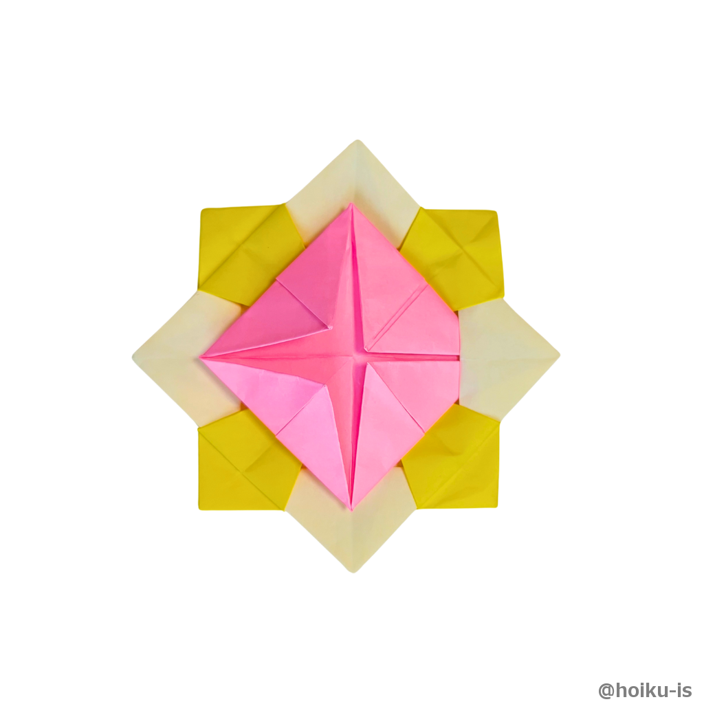 土台（黄色）に真ん中（ピンク）を差し込みます