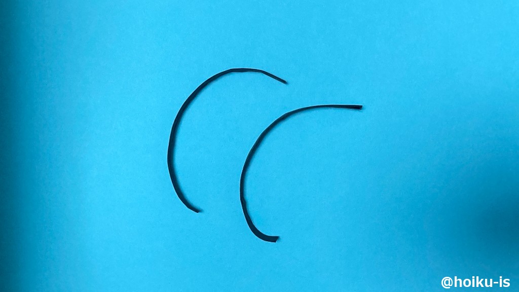 7、肩ひも2本にペンやえんぴつなどで丸みをつける。