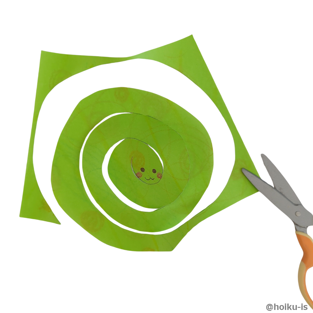 線に沿って折り紙を切ります