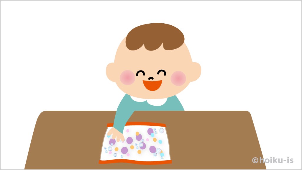 センサリーバッグを触って遊ぶ子ども