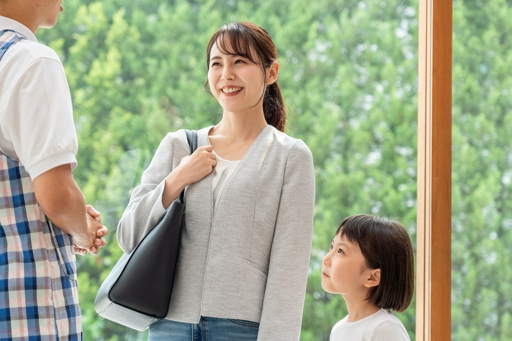 保護者と会話をしている保育士